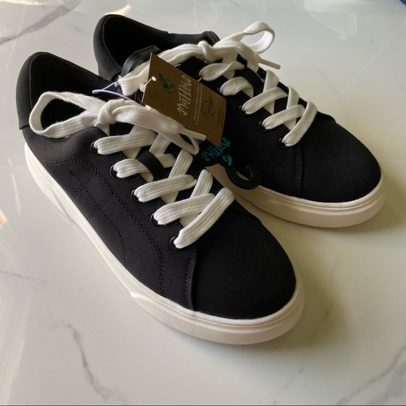 🖤5/$20 NWT Mad Love Black & White Sneakers - Picture 5 of 13